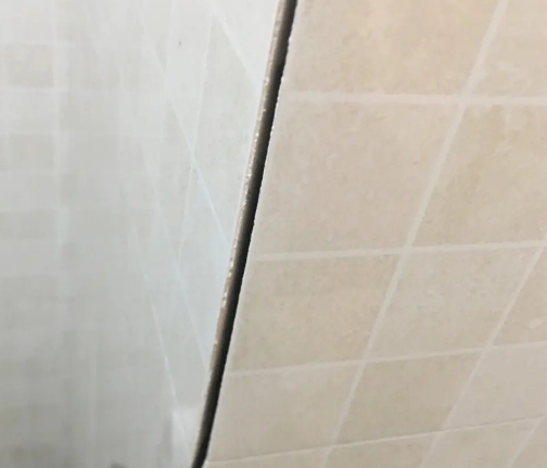 宿城瓷砖空鼓维修公司分享阳台瓷砖脱落的修复过程可以分为以下几个步骤