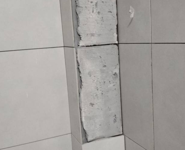 宿城瓷砖空鼓维修公司分享下瓷砖施工前基层浇水润湿程度不足，可能导致以下问题